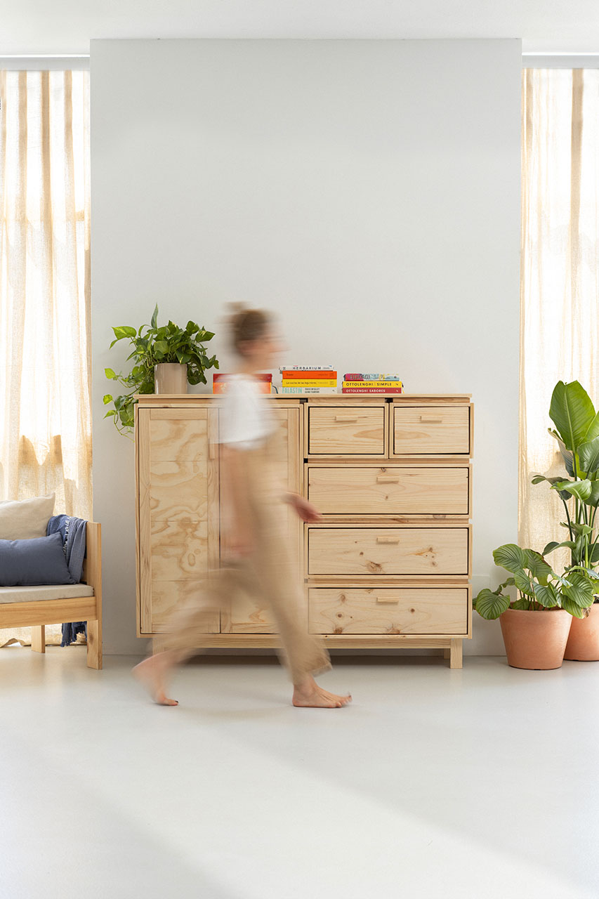 Imagen de ambiente 1 para:Armario aparador con cajones y baldas de madera natural